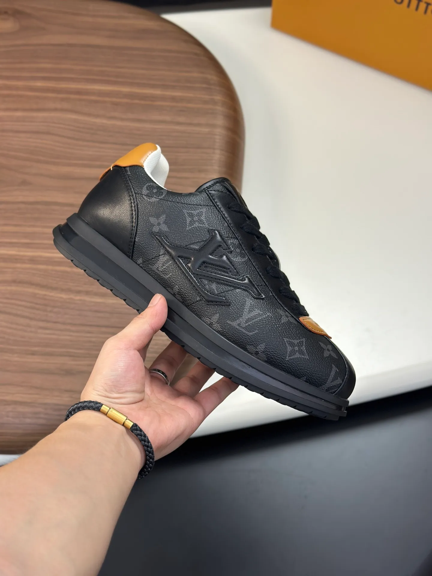 Factory direct sale ¥700💰Full set of packaging💰Top version LV-Louis Vuitton-Classic catwalk new style 1:1 developed replica of the original version! ! The upper foot is very comfortable. It is made of luxurious materials and fine workmanship. The midsole is printed with English letters "Made in Europe". The upper is made of calfskin imported from Italy. The side is decorated with the brand's LOGO and signature. The latest latex foot pads and mesh lining make the foot feel super comfortable. The original two-color TPU combination outsole is specially provided by the original factory. Bag technology Goodyear stitched edges Fabric: Exclusive custom first-layer cowhide Accessories: Exclusive private model Vuitton logo, lining: Customized silk mesh lining - first-layer silk cowhide lining Outsole: TPU combination outsole wear-resistant, non-slip and anti-yellowing Foot pads: new latex pads-mesh sweat-absorbent Counter technology: fully computerized sewing machine wire drawing Toe box back cover Hot and cold shaping Full set of pull-top last with medium and low logo pattern Counter packaging - Shoelaces, certificates, cards, instructions, certificates of quality, dust bags, the most comprehensive packaging on the Internet, men's size 339-44 (38/45 custom-made, non-refundable!